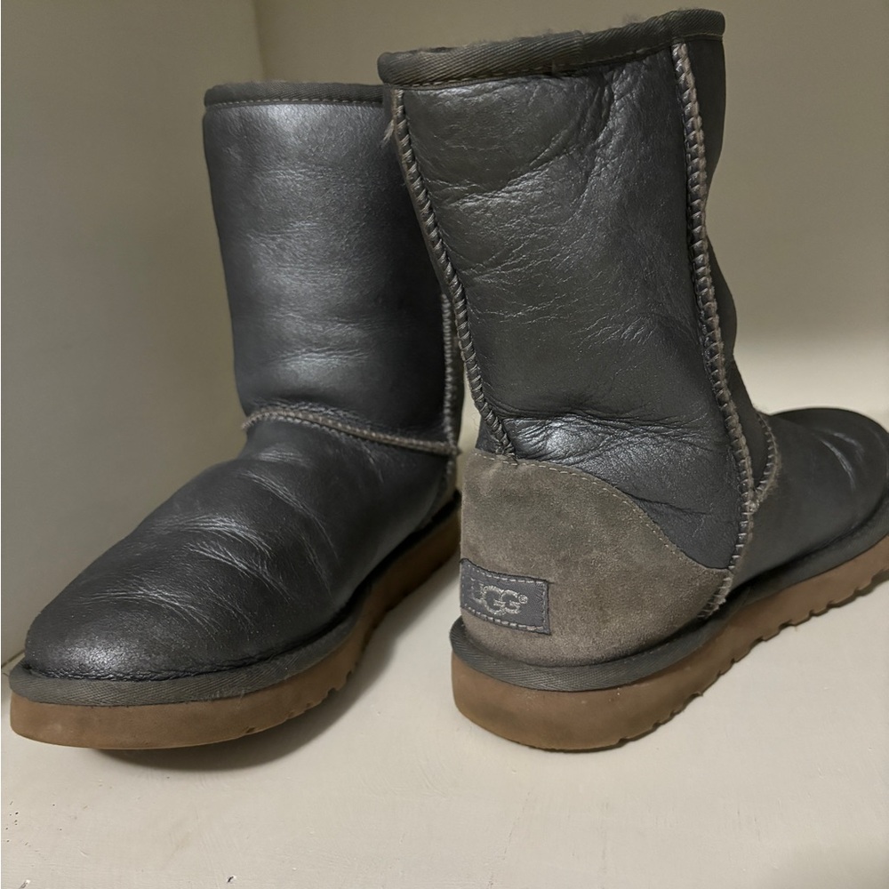 UGG Silver Metallic Classic Short II Sheepskin Lined Boots Sz 8